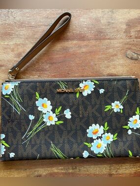 Michael Kors Beige/Tan Cardholder Wallet with Logo Patch